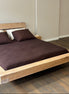 op maat gemaakt zwevend bed. japandi stijl. chocolate brown bedding. beddenzaak Joure
