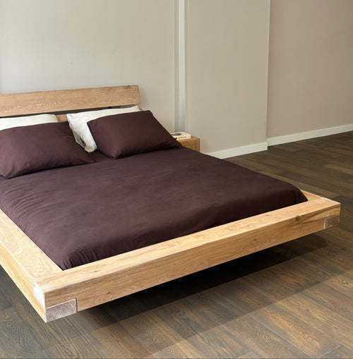 op maat gemaakt zwevend bed. japandi stijl. chocolate brown bedding. beddenzaak Joure