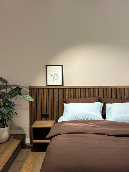 massief eikenhouten bed wat op maat is gemaakt en met de hand is gemaakt. Met lattenwand als hoofdbord. Japandi style