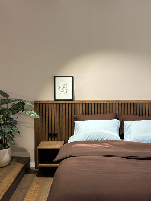 massief eikenhouten bed wat op maat is gemaakt en met de hand is gemaakt. Met lattenwand als hoofdbord. Japandi style