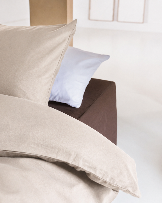 Bed opgemaakt met 100% Egyptisch katoen, bruin hoeslaken, beige dekbedovertrek, beige kussensloop, wit kussensloop