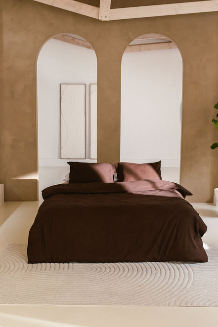 Chocolate brown dekbedovertrek van 100% Egyptisch katoen op een opgemaakt bed