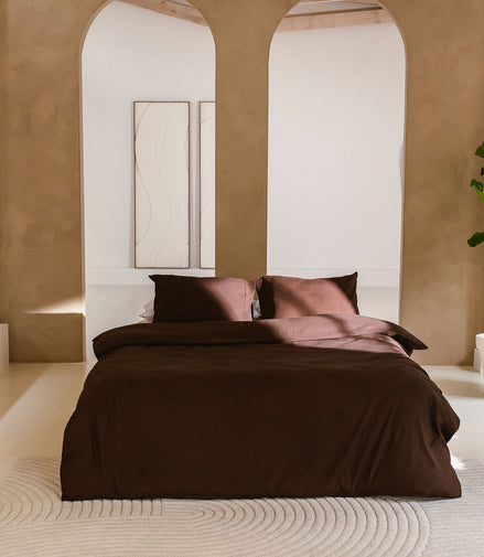Chocolate brown dekbedovertrek van 100% Egyptisch katoen op een opgemaakt bed