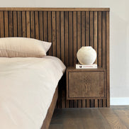 Massief houten bed wat perfect aansluit bij japandi interieur met beige beddengoed van Egyptisch katoen