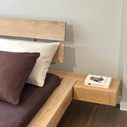 houten bed met egyptisch katoenen beddengoed. beddenzaak Joure