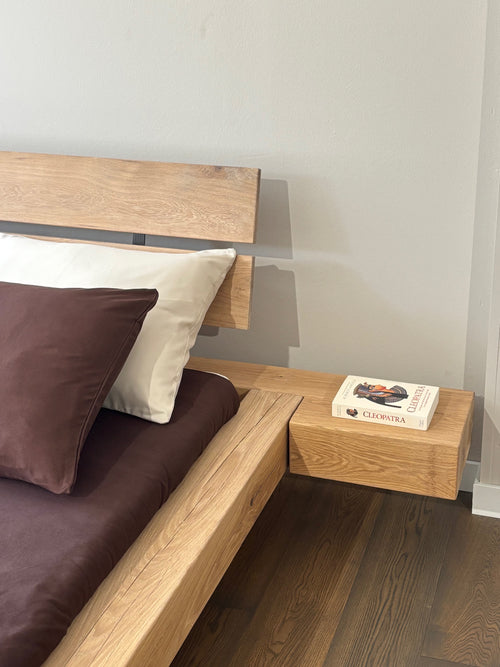 houten bed met egyptisch katoenen beddengoed. beddenzaak Joure