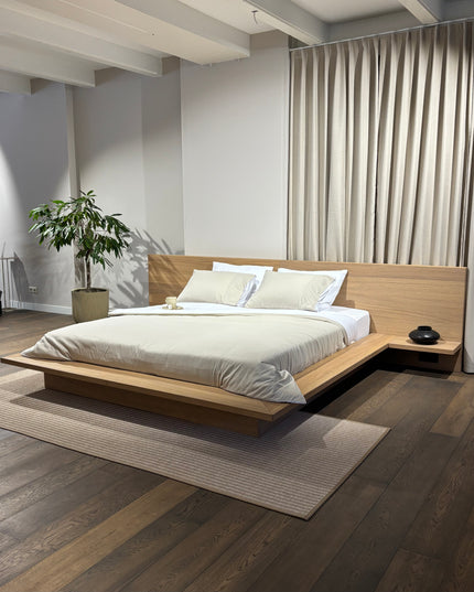 Zwevend bed met minimalistische uitstraling japandi interieur en Egyptisch katoenen dekbedovertrek beige met wit