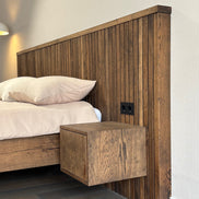 Op maat gemaakt zwevend bed met lattenwand als hoofdbord