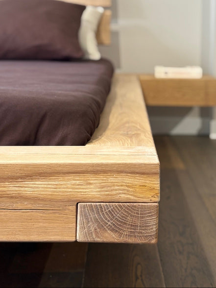 Balkenbed gemaakt van hout. zwevend bed, japandi style. Beddenzaak Nearr Bedding Joure