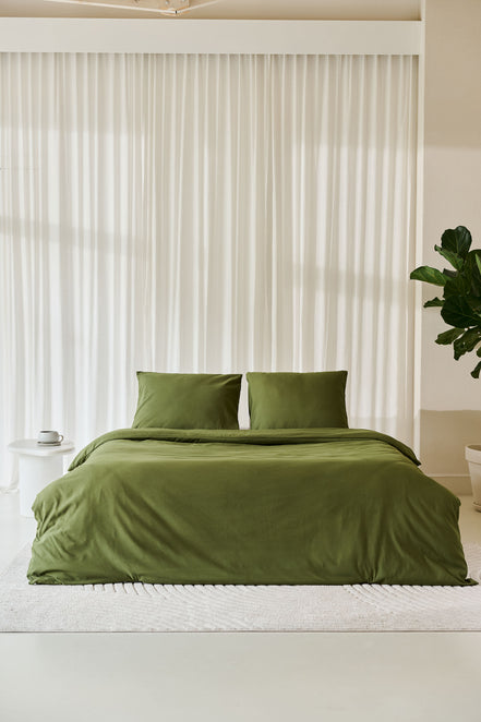 opgemaakt bed in rustige slaapkamer egyptisch katoen