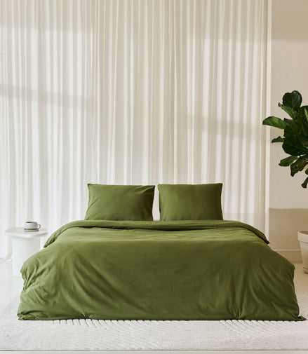 opgemaakt bed in rustige slaapkamer egyptisch katoen