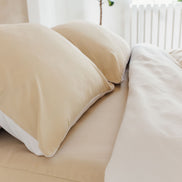 bed met beddengoed in het beige minimalistische stijl egyptisch katoen