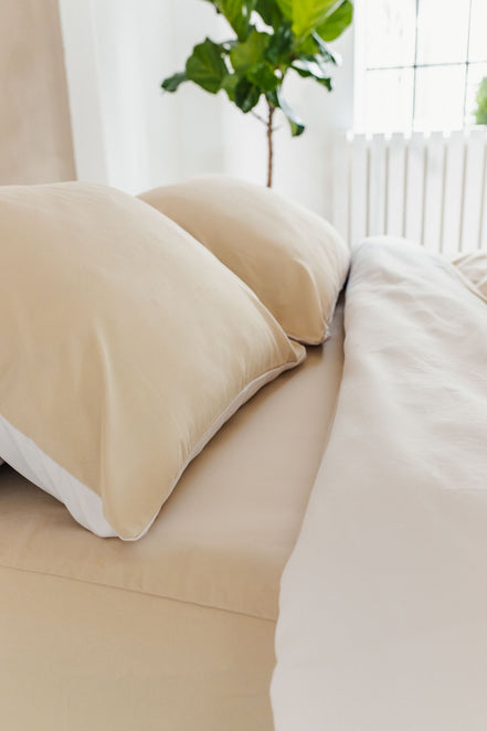 bed met beddengoed in het beige minimalistische stijl egyptisch katoen