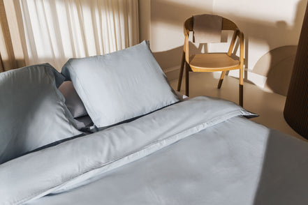 Baby blauw egyptisch katoen dekbedovertrek en kussensloop japandi stoel