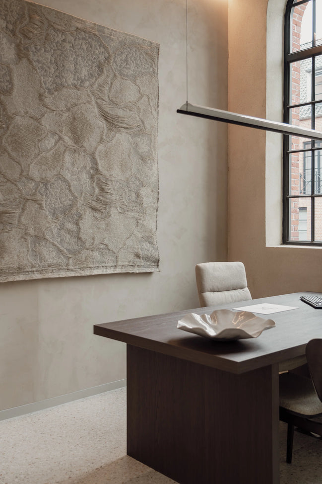 wandkleed japandi interieur style. gemaakt van natuurlijke vezels. organische vormen