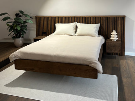 massief eikenhouten bed met lattenwand als hoofbord, egyptisch katoenen beddengoed beige japandi